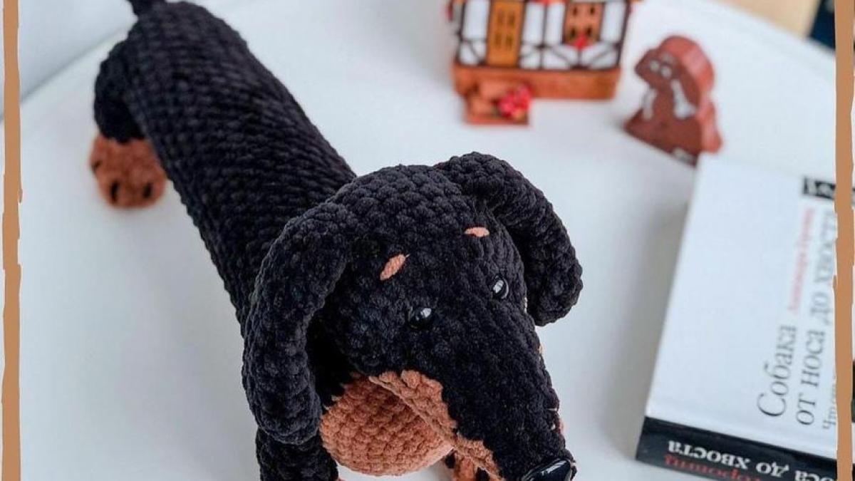 PDF Amigurumi Chien Teckel Modèle Gratuit Noir et Marron traduit et présenté par FINOUCREATOU.COM ..