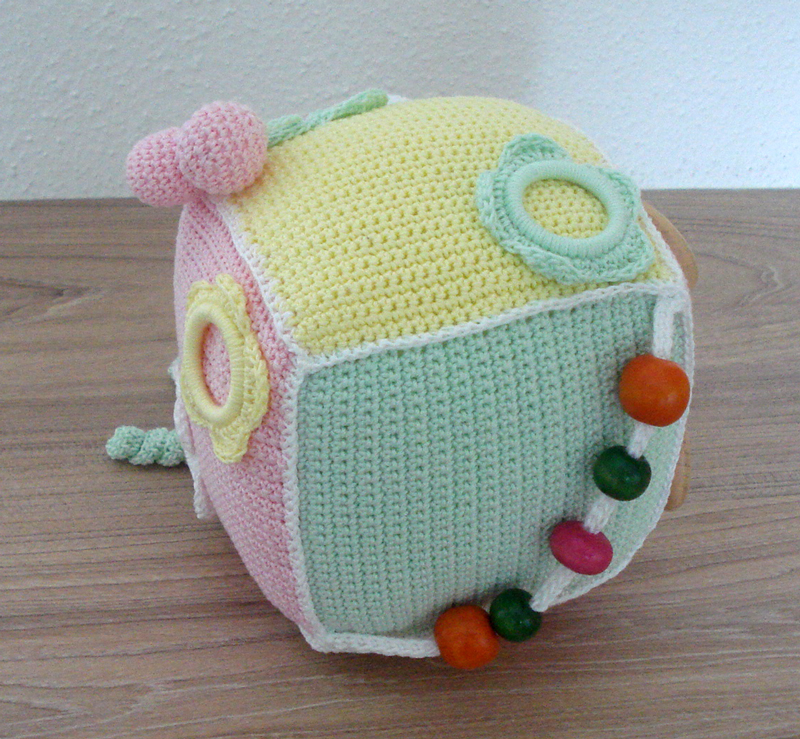 Jouet cube au crochet