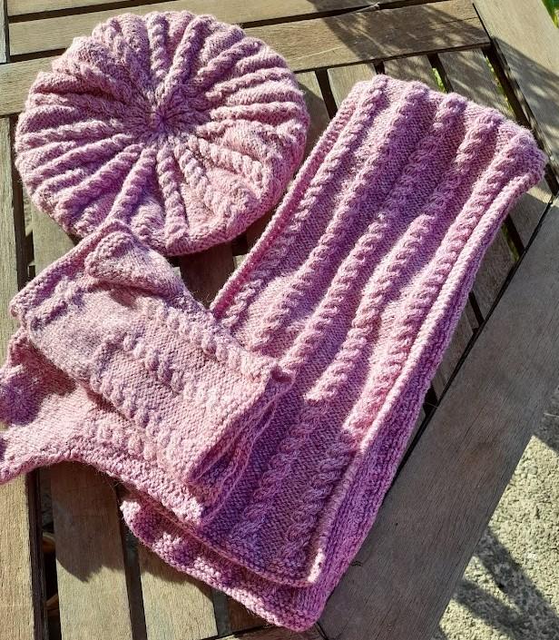 Modele ensemble echarpe mitaines beret a petites torsades assortis a la casquette 2