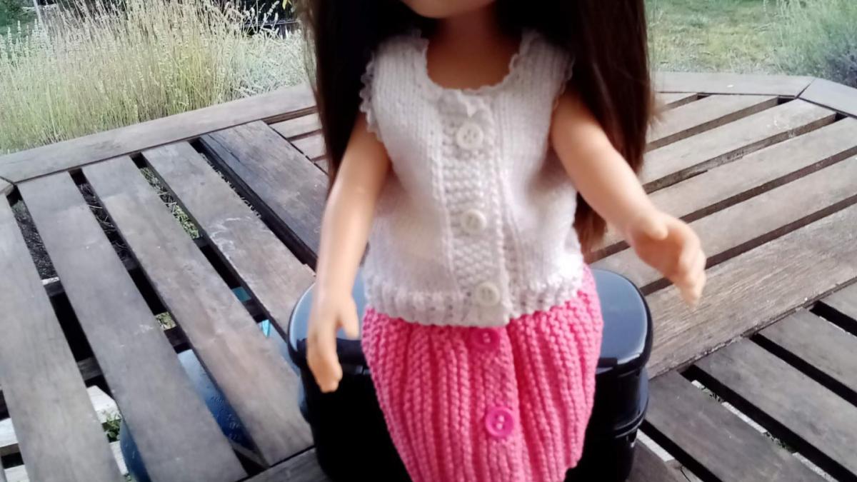 NEW - PDF GRATUIT - Ensemble Débardeur et Jupe pour Poupée Paola Reina,Chérie ou Gretta My Doll&Me,Taille 32-33cm HT à tricoter ( Création de FINOUCREATOU.COM)
