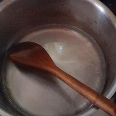 Sirop liquide epais pour badigeonner le royaume apres la cuisson pour deposer le sucre concasse pour deco