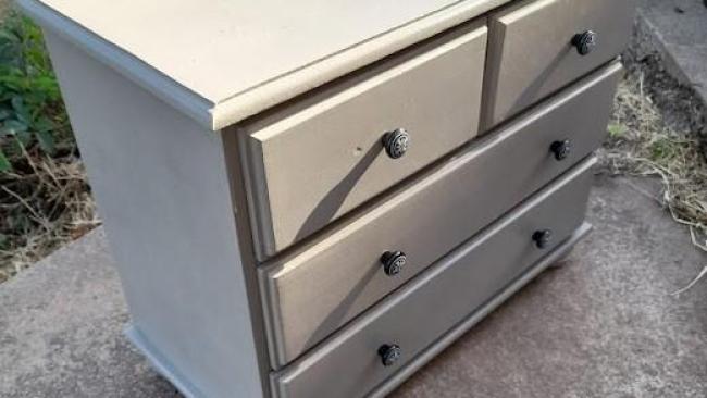 BRICOLAGE : Comment rénover vos Anciens Meubles?Rénovation d'une petite commode en pin des années 1980, patinée en Gris Apache + vernie en style Contemporain ...Et voici le résultat !