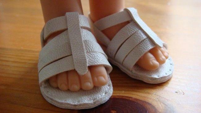 Confectionnez vos propres petites chaussures pour vos Poupées, Modèles Gratuits ou Tuto-Divers Autres-Peluches-Broderie-Appliques à coudre ...